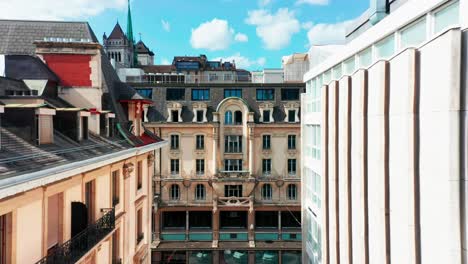 Un-Dron-Vuela-Lentamente-Entre-Edificios-Hacia-La-Fachada-De-Un-Edificio-Histórico-En-El-Centro-De-Ginebra,-Suiza.