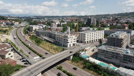 Ausleger-Einer-Großen-Baustelle-Mit-Einem-Kran-Mitten-In-Einer-Geschäftigen-Stadt