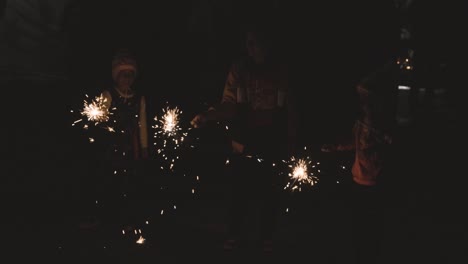 Kinder,-Die-Bleistiftknallkörper-Oder-Indisches-Phuljhadi-Feuerwerk-Genießen-Und-Es-Bei-Der-Diwali-Feier-In-Der-Hand-Halten.-Das-Video-Wurde-Am-20.-November-2023-In-Jodhpur,-Rajasthan,-Indien,-Aufgenommen