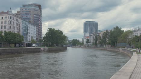 Vista-A-Lo-Largo-Del-Río-Danaukanal-Danubio-En-El-Centro-De-Viena