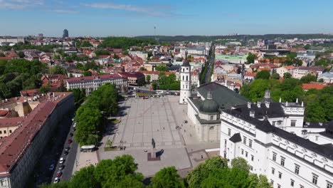 Increíble-Vista-Aérea-Sobre-La-Plaza-De-La-Catedral-En-Vilnius,-Centro-De-La-Ciudad-De-Lituania