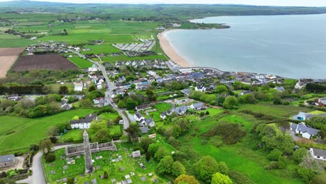 Irlands-Epische-Orte:-Drohne-Fliegt-An-Einem-Hellen-Sommertag-über-Den-Runden-Turm-Und-Das-Dorf-Ardmore-Zum-Strand-In-Waterford