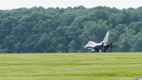 F35-En-Pista-Después-De-Aterrizar-En-Cámara-Lenta.