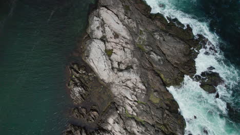Weiße,-Schaumige-Wellen-Brechen-Auf-Den-Felsen-Der-Küste-Der-Narragansett-Bay