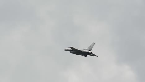 F-16-Bei-Flugschau,-Zoom-In-Zeitlupe