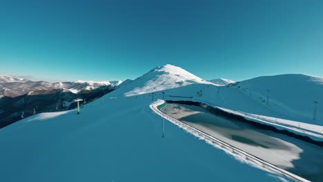 Eine-Malerische-Schneebedeckte-Berglandschaft-Unter-Einem-Klaren-Blauen-Himmel