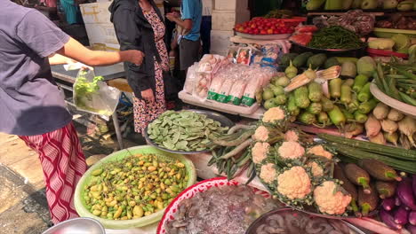 Gemüsemarkt-In-Mae-Sot:-Geschäftiger,-Farbenfroher-Markt-In-Mae-Sot,-Thailand,-Mit-Einer-Lebendigen-Auswahl-An-Frischen-Produkten,-Gewürzen-Und-Lokalen-Köstlichkeiten