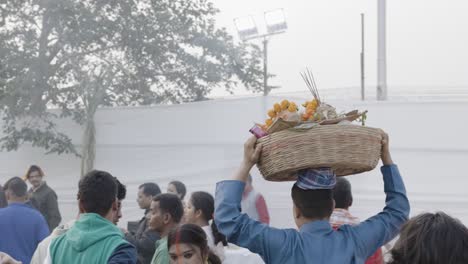 Menschen,-Die-Anlässlich-Des-Chhath-Festes-In-Indien-Heilige-Opfergaben-Tragen.-Das-Video-Wurde-Am-20.-November-2023-In-Jodhpur,-Rajasthan,-Indien,-Aufgenommen
