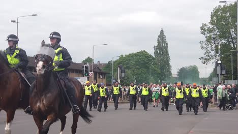 Los-Aficionados-Del-Celtic-Reciben-Escolta-Policial-Hasta-Hampden-Park-Para-La-Final-De-La-Copa-De-Escocia-Contra-Los-Rangers