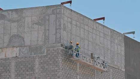 Arbeiter-Arbeiten-Auf-Einer-Hängeplattform-Auf-Einer-Baustelle-In-Dubai,-Vereinigte-Arabische-Emirate