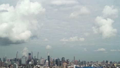 Zeitraffer-Luftaufnahme-Der-Skyline-Von-New-York-Mit-Aufziehenden-Wolken
