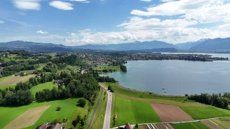 Malerische-Luftaufnahme-Von-Rapperswil-Und-Der-Umliegenden-üppigen-Landschaft-Und-Dem-Ruhigen-See