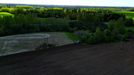 Ländliche-Landschaft-LKW-Arbeitet-In-Landwirtschaftlichen-Ländlichen-Feldern-Mischen-Boden