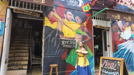 Colorful-mural-and-vibrant-street-scene-in-Getsemani,-Cartagena