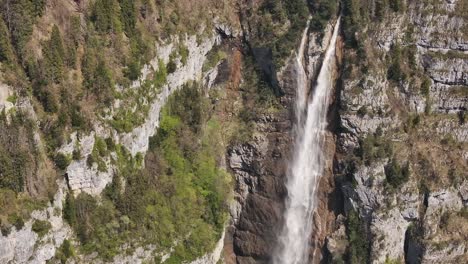 La-Cascada-Seerenbachfälle-Cae-En-Cascadas-Por-Exuberantes-Montañas-Cerca-De-Amden,-Betlis-Y-Walensee,-Suiza