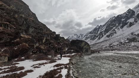 Wanderer-Entlang-Der-Ufer-Des-Langtang-Flusses-Im-Schnee