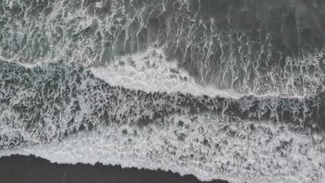 Olas-Del-Océano-Pacífico-Que-Fluyen-Hacia-La-Playa-De-La-Misión