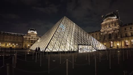Louvre-Museum-with-glass-pyramid-at-night,-Paris