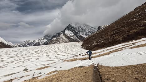 Hikers-on-glacial-moraine-plains-in-the-High-Alpine-Kyanjin-Gompa-Valley-on-the-Lang-Tang-Trek-in-Nepal’s-Himalayas