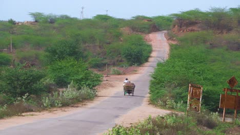 Dorfbewohner-Reisen-Auf-Einem-Dreirad-Durch-Eine-Abgelegene-Dorfstraße-In-Einer-Trockenen-Region-Indiens