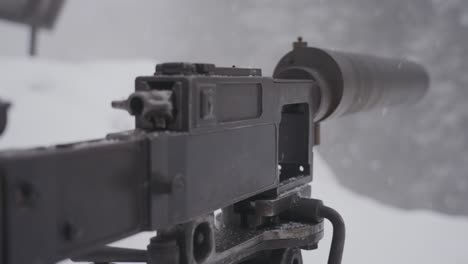Vintage-Maschinengewehr-Bewaffnet-Mit-Dem-Ziel-Im-Schneefall-Hintergrund-Ww1