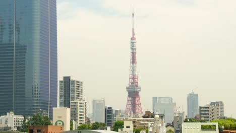 Langsamer-Schwenk-über-Die-Skyline-Von-Tokio-Mit-Tokyo-Tower-Bei-Tag