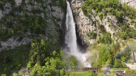 Malerischer-Wasserfall-Seerenbachfälle-In-Amden,-Betlis,-Schweiz