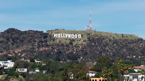 Drohnen-Luftaufnahme-Mit-Schwenk-über-Das-Hollywood-Schild-Mit-Palmen-Im-Vordergrund