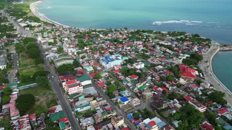 Aufsteigende-Drohnenaufnahme-Einer-Malerischen-Philippinischen-Küstenstadt-In-Virac,-Catanduanes