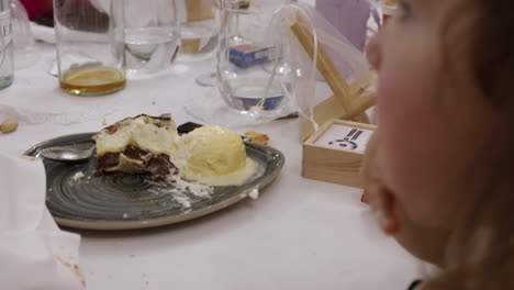 Niño-Pequeño-Comiendo-Postre-Con-Las-Manos-En-Una-Mesa