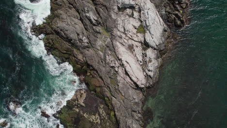 Luftaufnahme-Eines-Felsens-Im-Weißen-Schäumenden-Wasser-Der-Brandung-In-Der-Narragansett-Bay