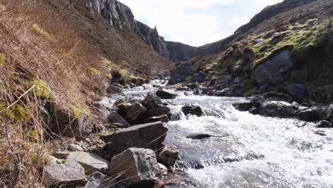 Malerische-Landschaftsansicht-Des-Idyllischen-Flusses-Allt-Chranaidh,-Der-Durch-Zerklüftetes-Und-Felsiges-Berggelände-In-Der-Wildnis-Der-Highlands-Von-Schottland,-Großbritannien,-Fließt