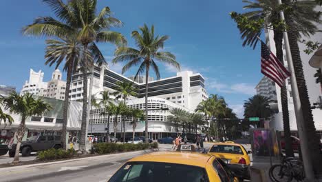 Palmen-Und-Die-Amerikanische-Flagge-Säumen-Die-Straßen-Von-Miami-Beach-Unter-Einem-Klaren-Blauen-Himmel