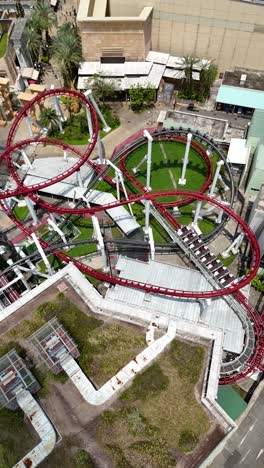 Luftaufnahme-Einer-Achterbahn-In-Bewegung-Auf-Sentosa-Island,-Singapur,-Vertikales-Video