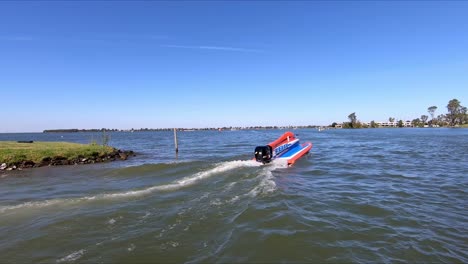 Lancha-De-Alta-Velocidad-Que-Sale-De-La-Laguna-En-El-Club-De-Esquí-De-Mulwala-Para-Competir-En-Una-Competición-Profesional-En-El-Lago-Mulwala.