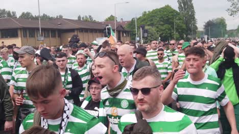 Zeitlupe-Von-Celtic-Fans-Auf-Dem-Weg-Nach-Hampden-Park-Zum-Schottischen-Pokalfinale-Gegen-Die-Rangers