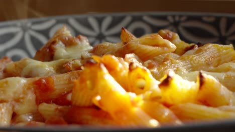 Leckerer-Penne-Auflauf-Mit-Würziger-Tomaten-Arrabiata-Sauce-Und-Geschmolzenem-Käse