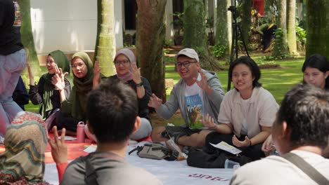 Gruppe,-Indonesische-Einwohner,-Gestikulieren,-Kommunizieren,-Gebärdensprache