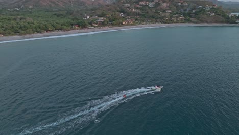 Wasserausflug:-Bootsfahrt-Mit-Schlauchboot