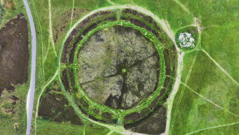 Anillo-De-Brodgar,-Hito-Neolítico-Prehistórico-De-Escocia-Reino-Unido,-Vista-Aérea-De-Pájaro