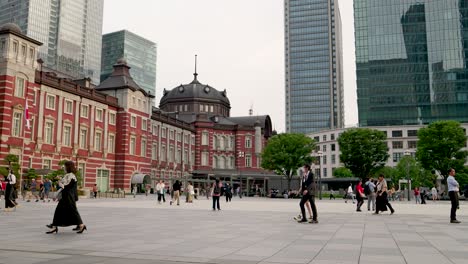 Slow-motion-scenery-at-Tokyo-Station