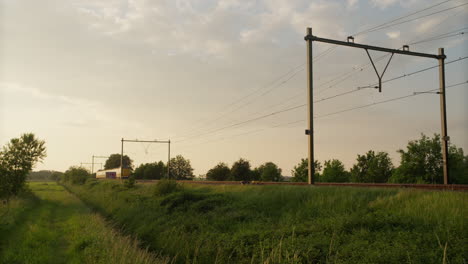 Kultiger-Niederländischer-„Koploper“-Schnellzug-In-Richtung-Baarn-Bei-Sonnenuntergang
