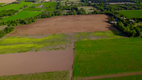 Vista-Aérea-De-Variadas-Tierras-De-Cultivo-Y-Ciudad-En-Bernis,-Francia.