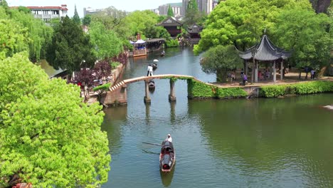 Luftbild-Des-Donghu-Sees-In-Shaoxing,-Zhejiang,-China,-Der-Nach-Tausenden-Jahren-Künstlichen-Bergbaus-Entstand-Und-Wunderschöne-Und-Spektakuläre-Künstliche-Landschaften-Zeigt