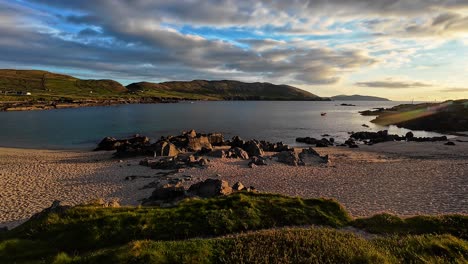 Irlanda-Lugares-épicos-Puesta-De-Sol-Playa-Allikies-Península-De-Beara-En-West-Cork-En-El-Camino-Salvaje-Del-Atlántico