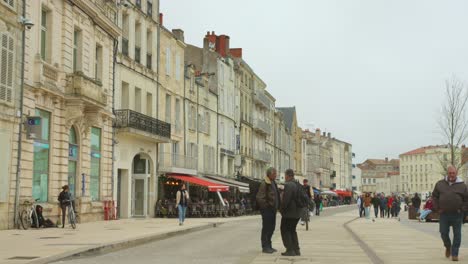 Turistas-Y-Peatones-Caminando-En-El-Centro-Histórico-De-La-Ciudad-Francesa.