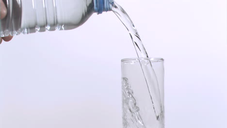 Wasserflasche-Füllt-In-Superzeitlupe-Ein-Glas