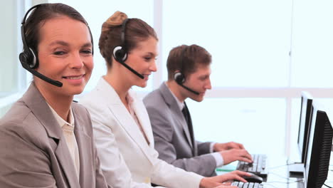 Agentes-Sonrientes-Del-Centro-De-Llamadas-Trabajando