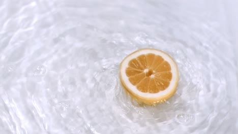 Orange-Dreht-Sich-In-Superzeitlupe-Im-Wasser