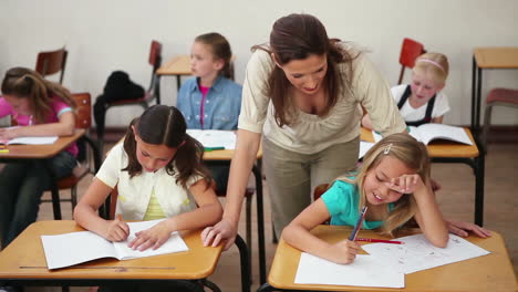 Profesora-Alegre-Mirando-A-Sus-Alumnos.